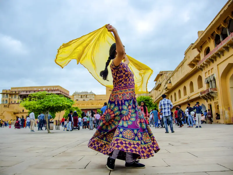 Auf unserer Reise durch Nordindien besichtigen wir viele Highlights. Eines davon die Festung Amber bei Jaipur. Hier tanzen gelegentlich Frauen und Männer nach alter Tradition, um Gäste willkommen zu heißen.