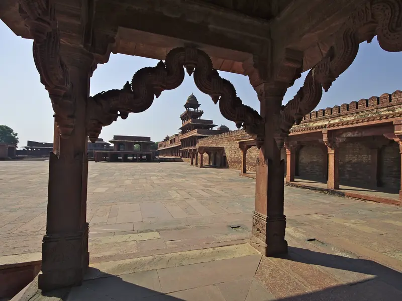 Auf unserer Rundreise zu den Höhepunkten Indiens besuchen wir auch die Geisterstadt Fatehpur Sikri und sehen die Säulenpyramide Panch Mahal.