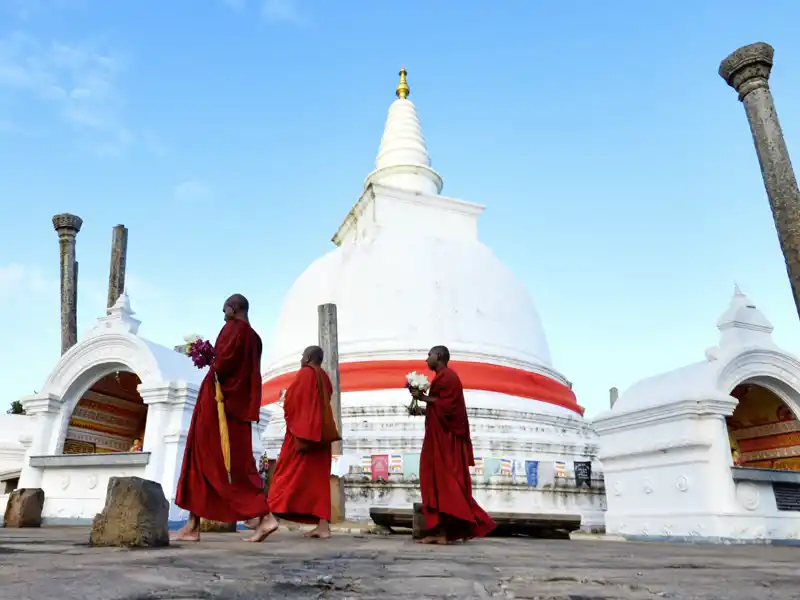 Auf unserer Studiosus-Studienreise durch Sri Lanka erkunden wir die antike Königsstadt Anuradhapura, durch Ruinenfelder, vorbei an Tempeln und Stupas.