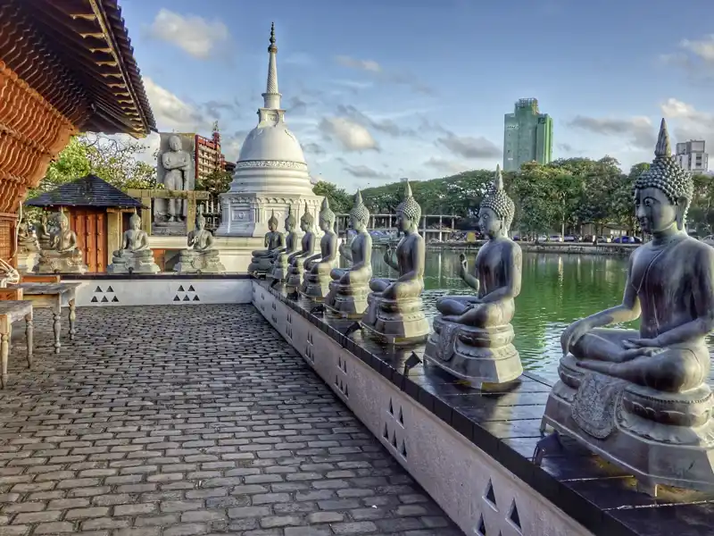 Tradition, Religion und modernes Leben. Auf unserer Studienreise durch Sri Lanka lernen wir, wie hier in der Hauptstadt Colombo, viele Facetten des Landes kennen.