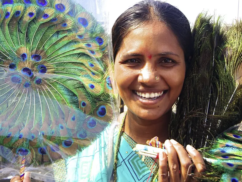 Auf unserer 15-tägigen Studienreise Rajasthan - zum Kennenlernen begegnen Ihnen zahllose Straßenhändler, die Souvenirs wie Pfauenfedern im Angebot haben. Ein weiteres willkommenes Fotomotiv.