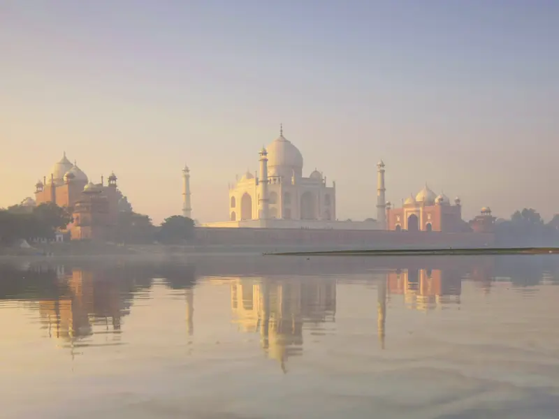 Natürlich besuchen wir auch auf dieser Indienreise die wichtigste Sehenswürdigkeit des Landes, das Taj Mahal in Agra.