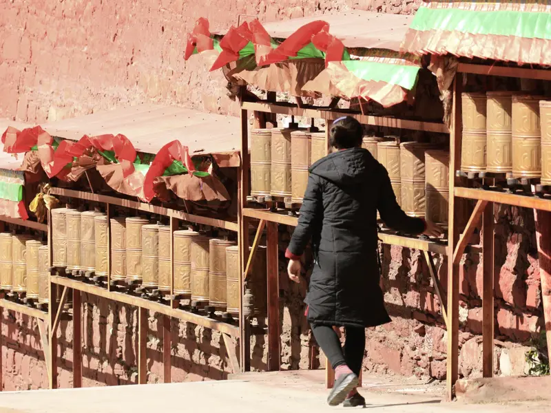 Gemeinsam mit Gläubigen umrunden auch wir auf dieser 17-tägigen Studienreise durch Tibet und Nepal so manches Kloster.