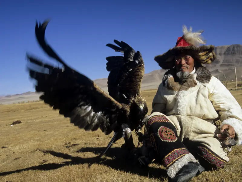Unsere Expeditionsreise in die Mongolei bringt uns die Natur mit der Tierwelt sehr nahe. An der Geierschlucht Yolyn Am leben auch Adler, neben Yaks und Steinböcken.