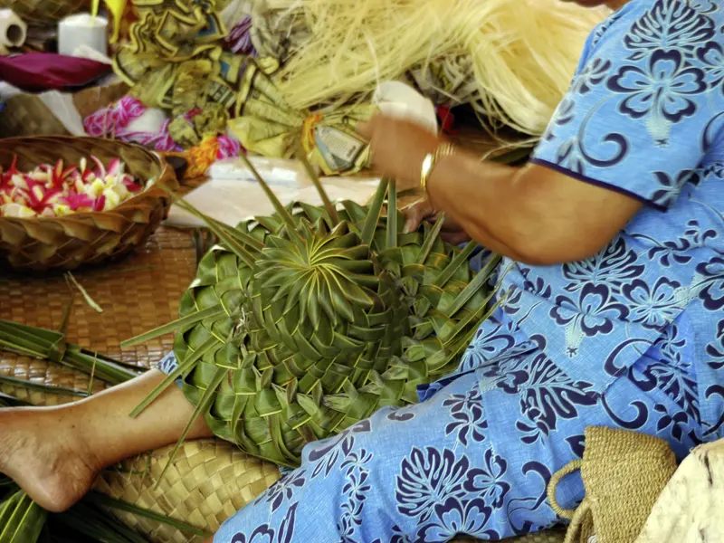 Frauen in Fiji flechten aus Palmblättern Hüte und verkaufen sie auf den Märkten - traditionelles Handwerk in der Südsee, zu entdecken auf unserer Studienreise von Studiosus.