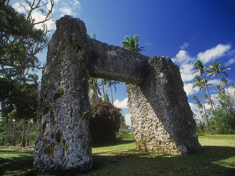 Inselrundfahrt während unserer Studienreise: Flach wie eine Scholle schwimmt die Insel Tongatapu in der türkisfarbenen Südsee, dicht bewachsen mit Palmen, Bananen und Ananas. Erhabener wird es am Trilith Ha 'amonga 'a Maui, einem Steintor aus Korallenblöcken, das der polynesische Halbgott Maui der Legende nach vor 800 Jahren auf die Insel trug.