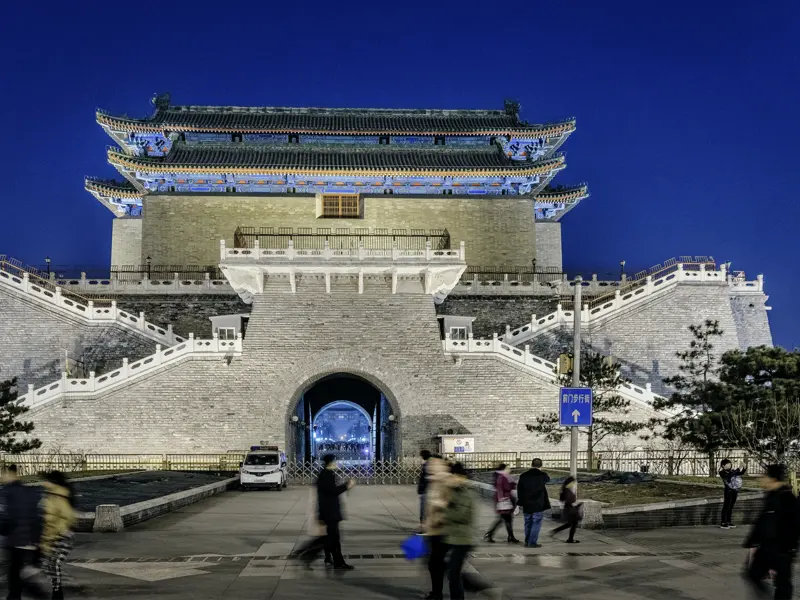 In der Hauptstadt Beijing begegnet uns die Geschichte Chinas auf Schritt und Tritt; hier ein restauriertes historisches Tor in nächtlicher Beleuchtung.