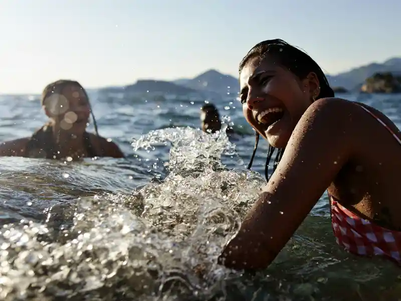 Bei unseren Studienreisen bleibt immer mal wieder Zeit für ein erfrischendes Bad im Meer.