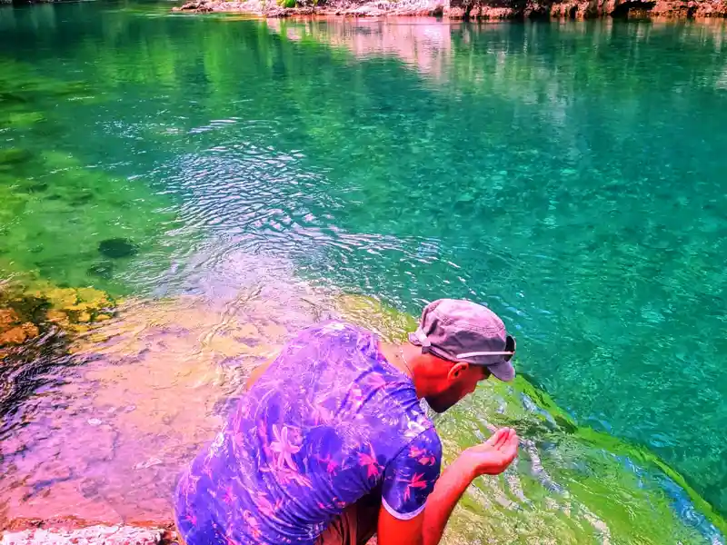 Auf unserer Rundreise in kleiner Gruppe durch Montenegro können wir uns am Ufer des Flusses Tara erfrischen.