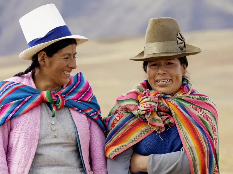 Auf unserer Reise durch Peru werden wir in den Anden immer wieder Einheimischen in ihren traditionellen bunten Trachten begegnen.
