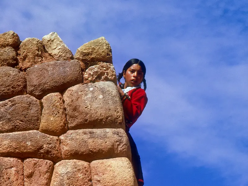 In der Region rund um Cusco ist bis heute die Erinnerung an die große Vergangenheit der Inkazeit lebendig: Überall sehen wir noch die Mauern von damals, und die Menschen kleiden sich häufig in traditioneller Tracht.