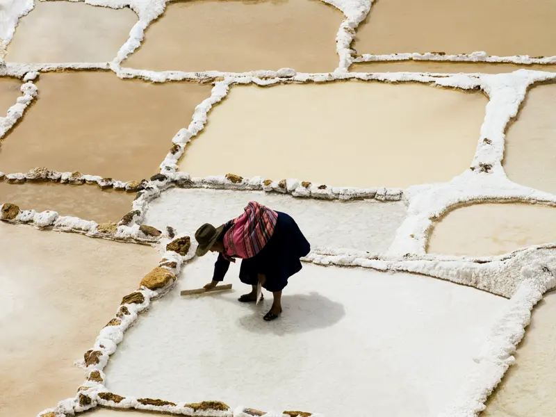 Auf unserer Reise durch Peru besuchen wir die Salzterrassen von Maras in der Nähe von Cusco.