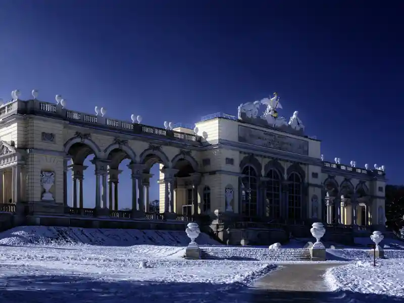 Im Winter entfaltet Wien - wie zum Beispiel an der Gloriette im Park des Schlosses Schönbrunn - seinen ganz besonderen Charme. Auf unserer me&more-Silvesterreise für Singles und Alleinreisende in die Donaumetropole zeigt Ihnen Ihr Studiosus-Reiseleiter die schönsten Plätze.