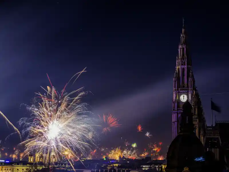 In Wien begrüßen wir während unserer Singlereise feierlich das neue Jahr. Ihr Studiosus-Reiseleiter führt Sie dazu am Abend in ein schönes Restaurant und danach auf den Silvesterpfad in der illuminierten Altstadt.