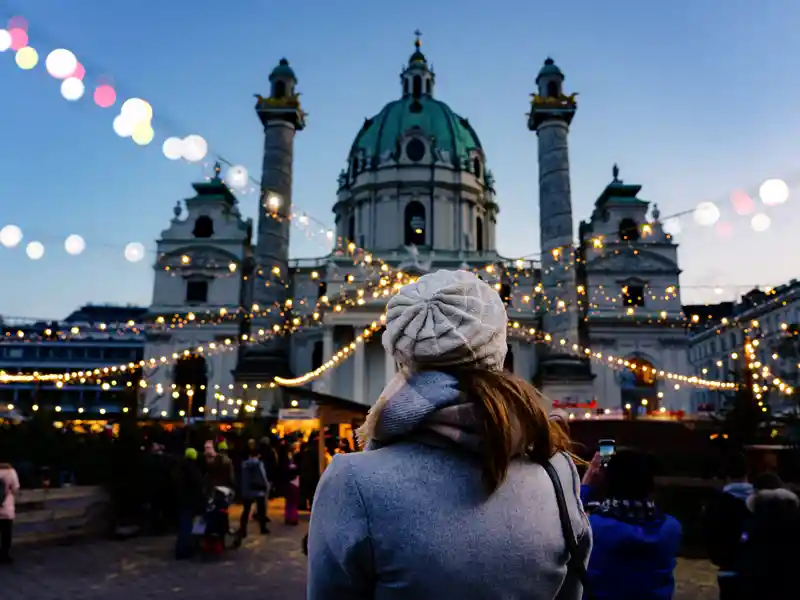 Auf unserer Silvesterreise nach Wien für Singles und Alleinreisende sehen wir auch die Karlskirche. An kälteren Wintertagen ist ein Glaserl Glühwein eine willkommene Gelegenheit, um sich aufzuwärmen.