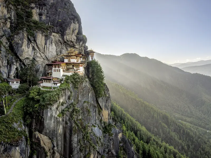 Auf unserer Klassik-Studienreise Bhutan - mit dem Osten des Königreichs unternehmen wir von Paro aus einen Ausflug zum Tigernestkloster, das spektakulär an die Flanke eines Berges gebaut ist.