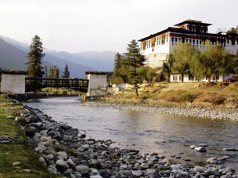 Auf unserer Klassik-Studienreise durch das Königreich Bhutan kommen wir auch durch kleinere Orte in idyllischer Lage mit beindruckendem Blick auf die Bergwelt.