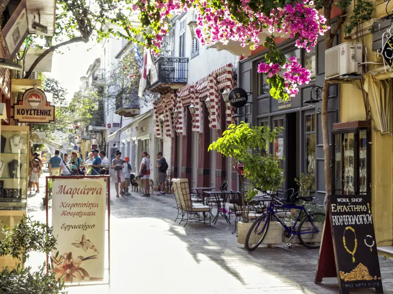 Auf unserer Studienreise zu den landschaftlichen und kulturellen Höhepunkten Griechenlands lernen wir auch die griechische Lebensart näher kennen - zum Beispiel in den Gassen und Straßen von Nauplia auf dem Peloponnes.