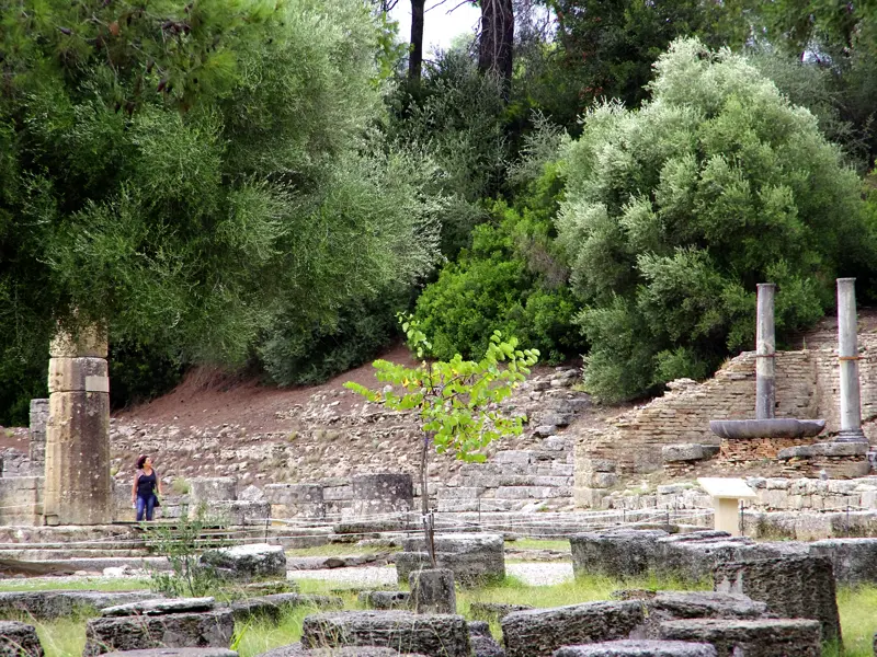 Erst das Museum mit exzellent erhaltenen griechischen Statuen, dann die Ausgrabungen mit dem Hauch historischer Wettkämpfe:  Olympia hat bis heute Symbolcharakter. Das alte Stadion, der Tempel des Göttervaters Zeus, die riesigen Pinien und die grünen Hügel sehen wir bei unserer Studienreise zu den Höhepunkten Griechenlands.