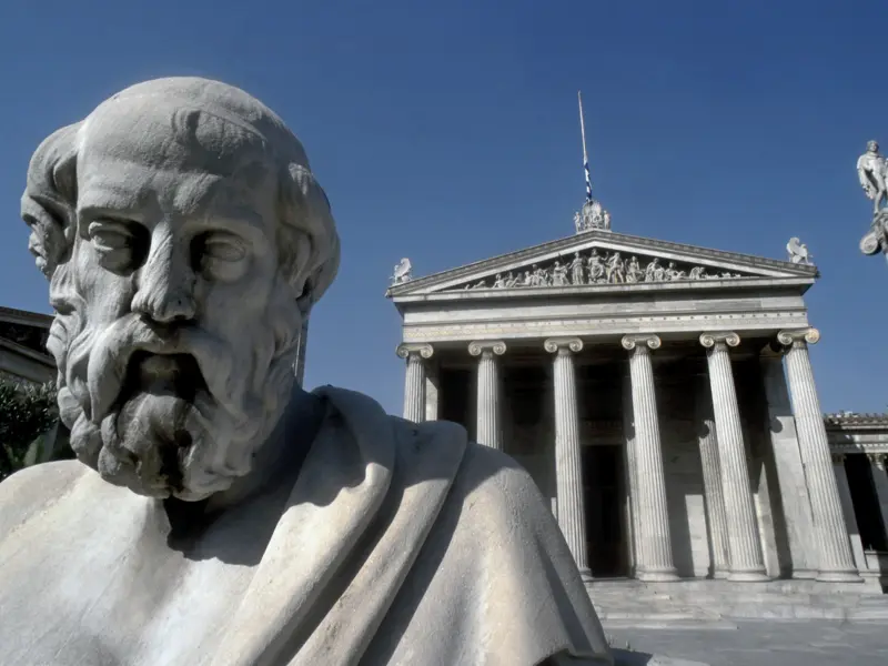 Athen hat viele Gelehrte hervorgebracht. Plato steht vor der neoklassischen Akademie in Athen.