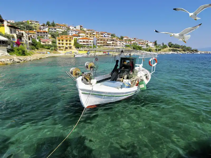 Auf der Chalkidiki-Halbinsel in Nordgriechenland gibt es viele kleine Hafenorte. Auf unserer Studienreise legen wir hier gern die ein oder andere Pause ein.