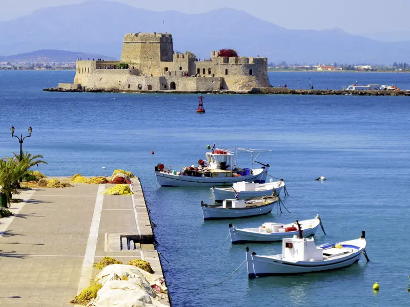 Der Hafen von Nauplia auf dem Peloponnes lädt auf unserer Studienreise durch Griechenland zum Flanieren ein. Wir lassen den Blick über das Wasser zur Bourtzi-Festung und über die weißen Fischerboote schweifen.