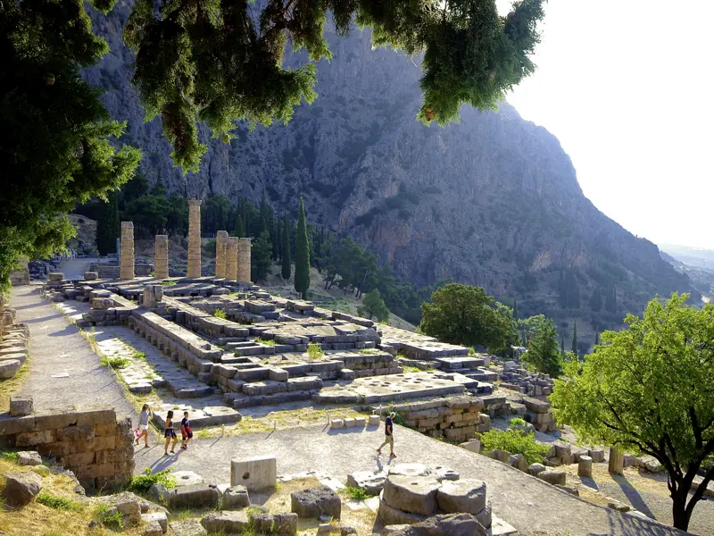 Auf dieser Griechenland-Rundreise in kleiner Gruppe darf der Besuch von Delphi nicht fehlen. Hier erkunden wir die Ruinen des Apollo-Tempels.