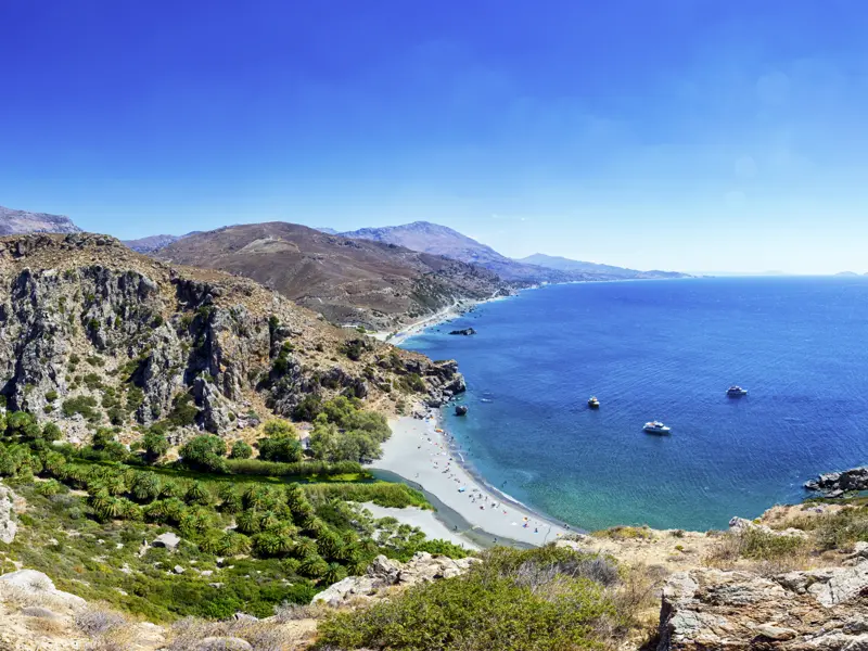 Bei der Studienreise Kreta - Höhepunkte haben wir immer wieder Zeit für entspannte Momente - wie wäre es mit einem Bad im blauen Meer in dieser malerischen Bucht?