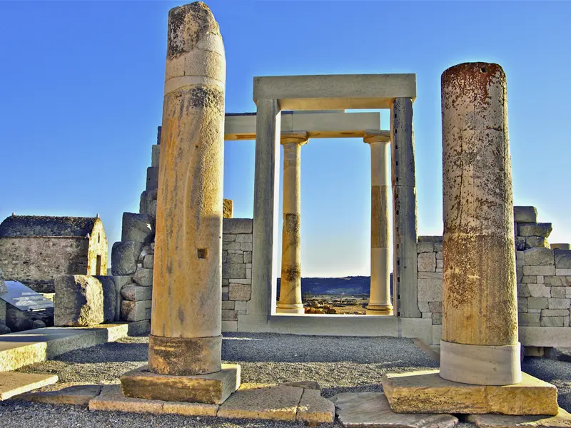 Auf dieser Studienreise zu sechs der spannendsten Kykladeninseln erleben wir am sechsten Tag am Apollotempel auf Naxos den Blick aufs Mittelmeer.