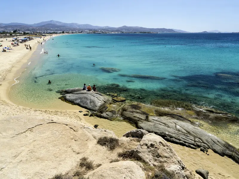 Bei der Rundreise durch die Kykladen gibt es viele Möglichkeiten für eine Pause am Strand. Hier der bekannte Strand Agios Prokopios bei Naxos-Stadt.