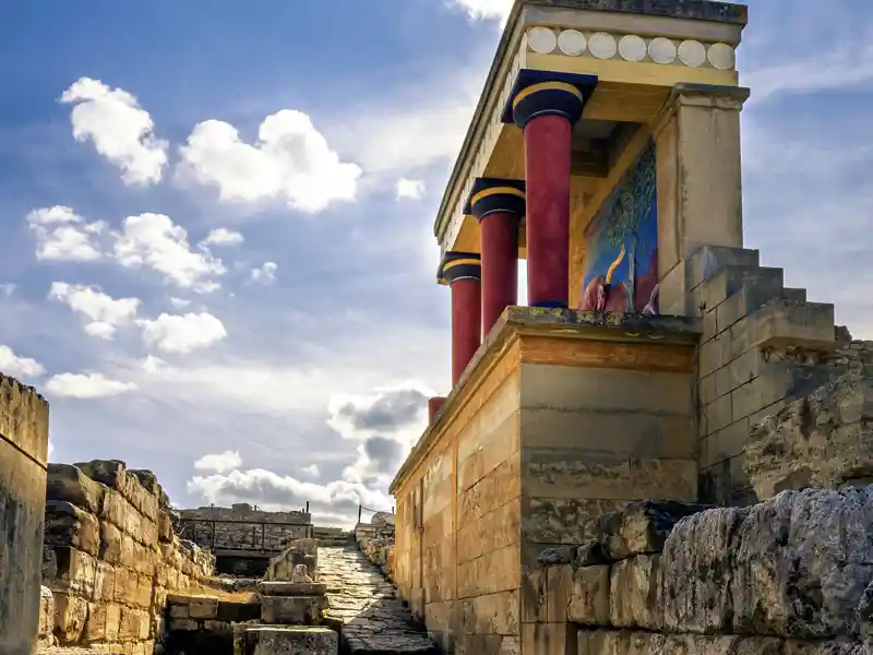 Bei jeder Studien- oder Wanderreise nach Kreta steht natürlich der imposante Palast von Knossos auf dem Programm. Es ist der größte Palast aus minoischer Zeit auf der Insel.