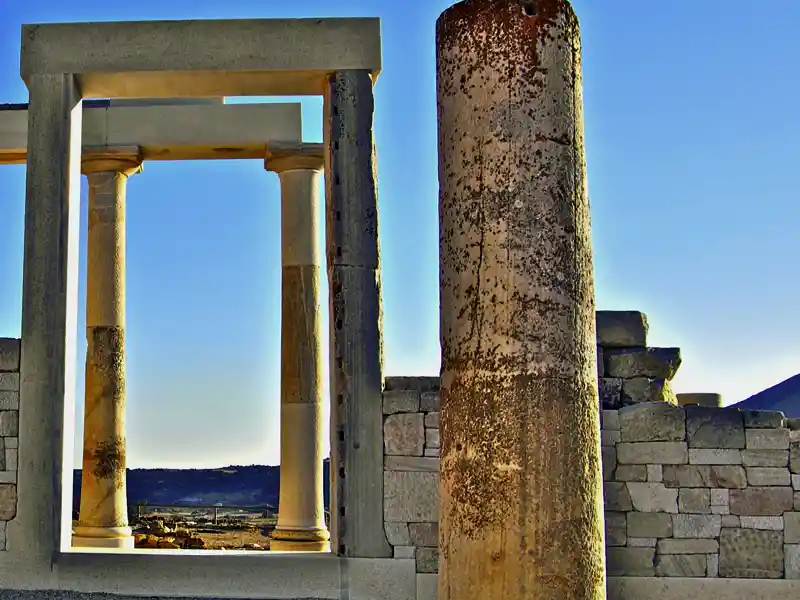 Diese Rundreise zu fünf der spannendsten Kykladeninseln führt uns auch zum Apollotempel auf Naxos.