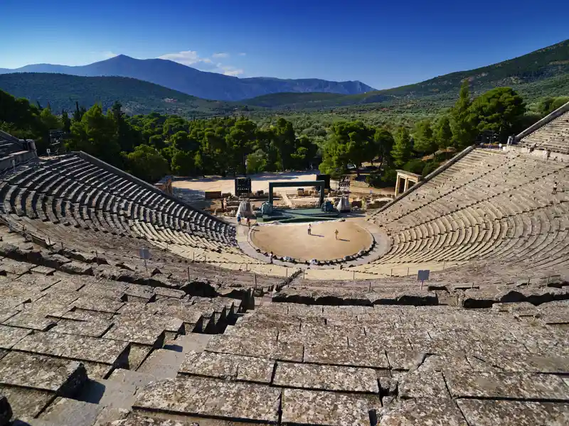 Auf unserer Studienreise mit Muße besichtigen wir das Amphitheater in Epidaurus und erfahren, warum die Schauspieler in den antiken Theatern auch ohne Mikrofon gut zu verstehen waren.