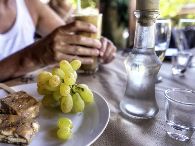 Bei jeder Rundreise von Studiosus in Griechenland werden immer mal wieder kulinarische Pausen mit lokalen Spezialitäten eingelegt. Sei es bei einem Picknick oder einem Besuch in einem Café.