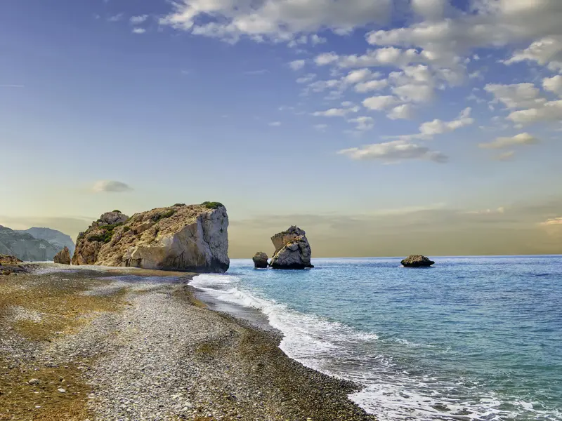 Unsere Studienreise nach Zypern bietet viele zauberhafte Momente. Am Felsen, wo die Liebesgöttin Aphrodite der Legende nach dem Meer entstieg, legen wir ein Herz aus Kieselsteinen in den Sand und stoßen mit einem Glas Commandaria-Likör auf das schönste aller Gefühle an.