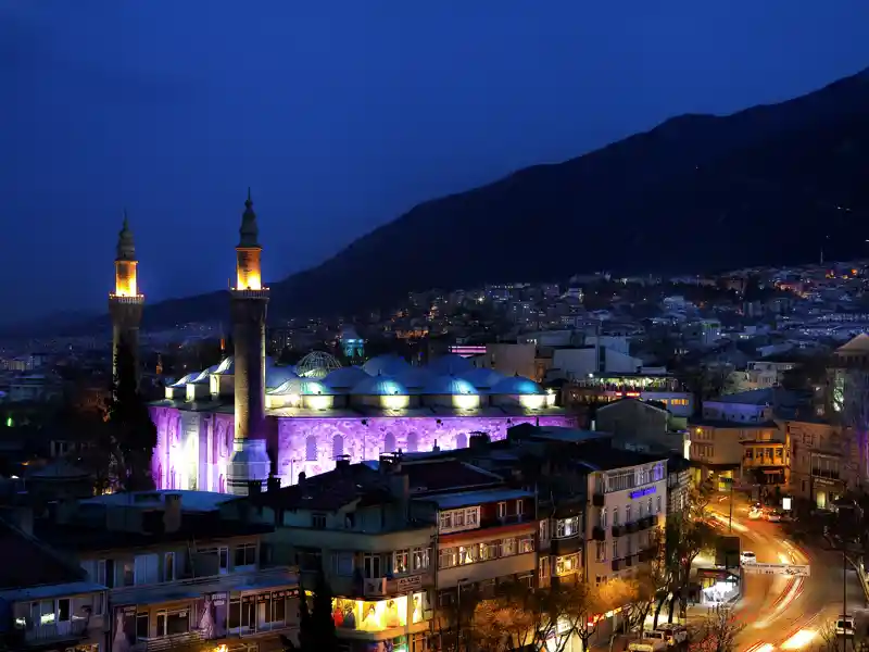 Eine Station unserer Studiosus-Reise durch die Westtürkei ist die frühere osmanische Hauptstadt Bursa - mit ihren beeindruckenden Moscheen.