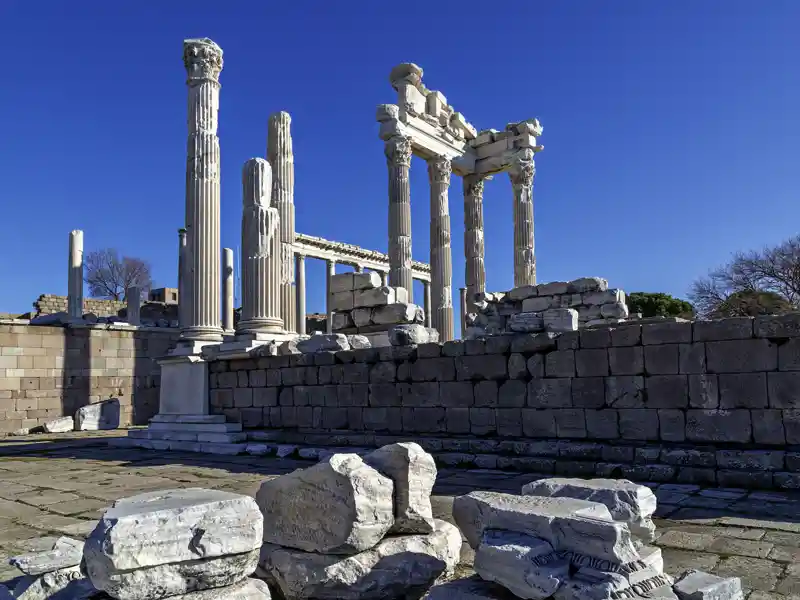 Den Trajantempel auf dem Burgberg in Pergamon besuchen wir auf unserer Reise durch die Westtürkei und genießen den Blick hinunter auf die moderne Stadt Bergama und Richtung Meer.