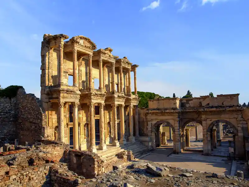 Auf unserer Studienreise durch die Westtürkei nimmt der Besuch berühmter antiker Stätten gebührenden Raum ein; hier Ephesus, die Großrstadt der Antike.