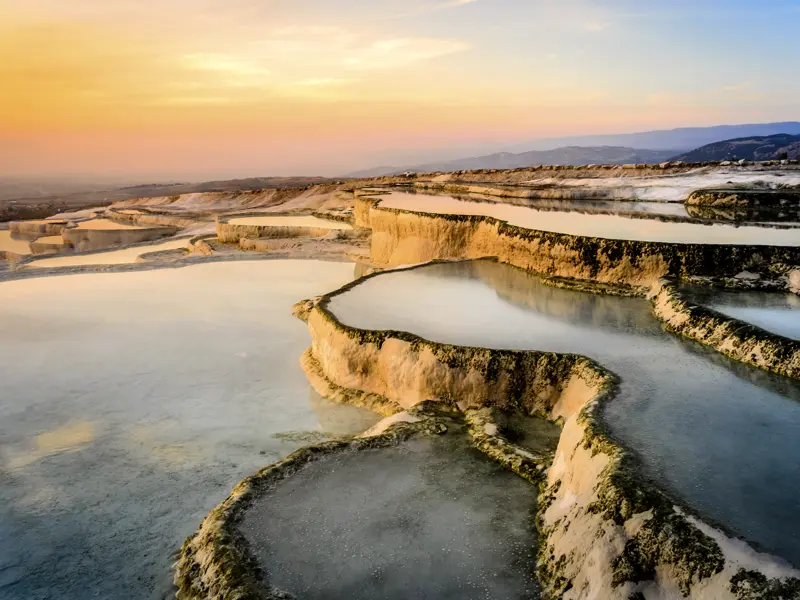 Die schneeweiß leuchtenden Sinterterrassen von Pamukkale sind einer der Höhepunkte unserer 14-tägigen klassischen Studienreise durch die Westtürkei. Damit wir sie in unterschiedlichen Lichtstimmungen erleben können, übernachten wir vor Ort.