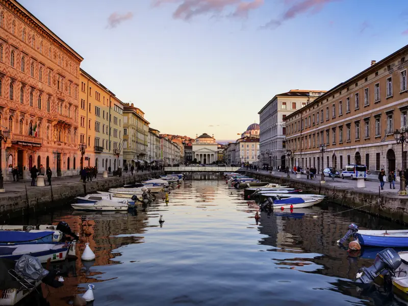 Schön ist es, am Canal Grande in Triest entlangzuschlendern. Lassen Sie sich auf unserer Rundreise vom Habsburger Erbe und vom italienischen Flair der Stadt verzaubern.