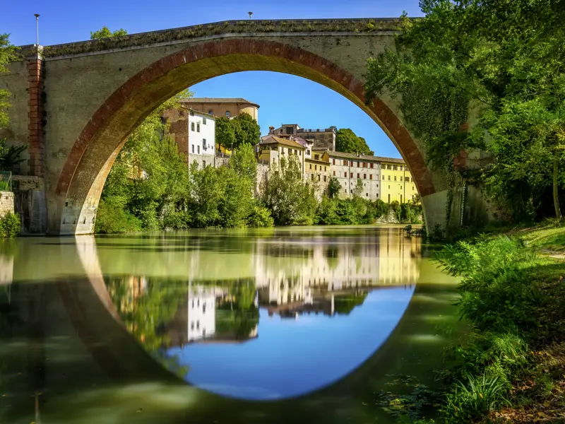 Die Marken sind eine Region voller kleiner Überraschungen und versteckter Schönheiten, die wir auf unserer klassischen zehntägigen Studienreise bewundern können. Hier im Bild die Brücke über den Metauro in Fossombrone bei Urbino.