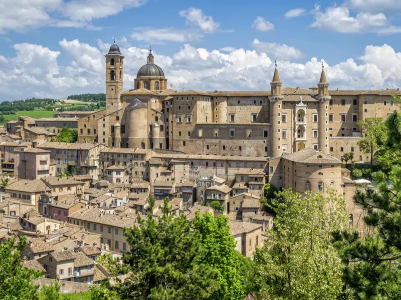 Auf unserer klassischen Studienreise zwischen Apennin und Adria besichtigen wir in Urbino den mächtigen Palazzo Ducale. Der unter Herzog Federico da Montefeltro entstandene Palast ist heute Nationalgalerie und voller Werke von Piero della Francesca und Raffael, dem berühmtesten Sohn der Stadt.