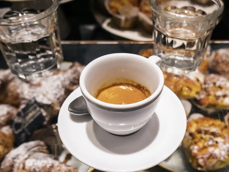 Auf unserer klassischen Studienreise nach Ravenna, Bologna und Urbino haben wir immer mal die Gelegenheit zu einer kleinen Kaffeepause.