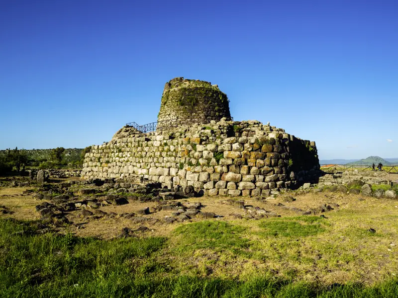 Ein außergewöhnliches Monument ist  der "König der Nuraghen" in Santu Antine - bautechnisch so wenig nachvollziehbar wie die Pyramiden. Dieses Highlight lassen wir uns auf unserer Studienreise nach Sardinien nicht entgehen.