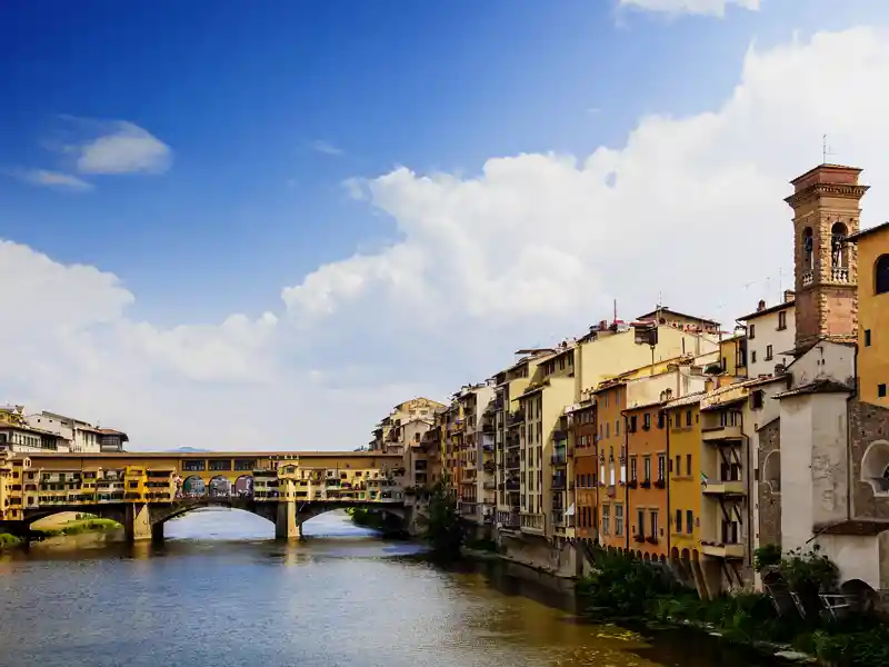 Während unserer klassischen Studienreise nach Florenz besuchen wir natürlich auch die Ponte Vecchio in Florenz, die Schmuckmeile über dem Arno.