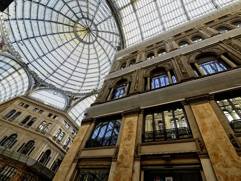 Auf unserer Studienreise nach Neapel schlendern wir auch durch die prunkvolle Einkaufspassage Galleria Umberto I mit ihrer majestätischen Glaskuppel.