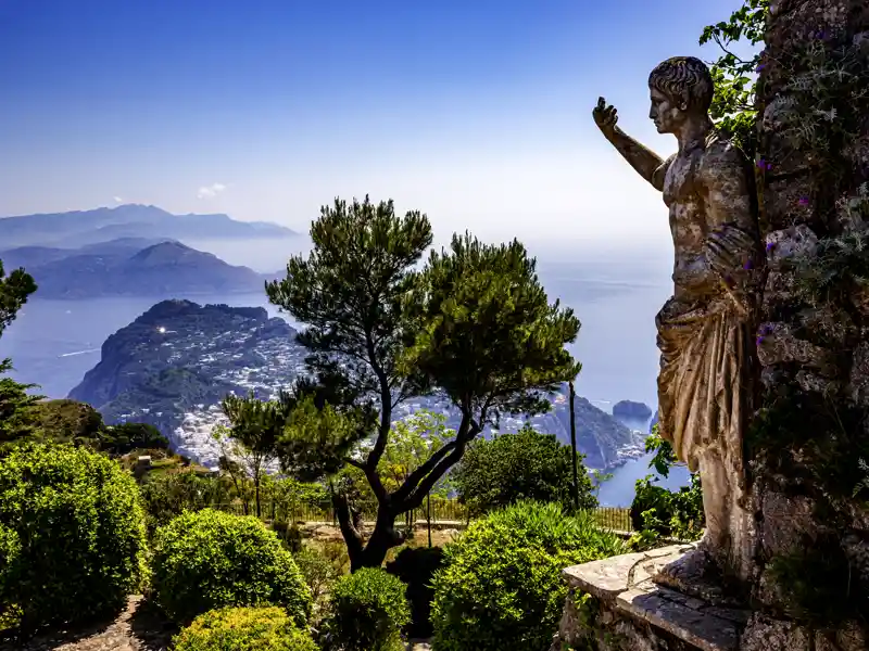 Schon unsere Anfahrt per Boot zur Heimat der Caprifischer ist traumhaft. Gemeinsan genießen wir dann auf unserer Studienreise an den Golf von Neapel den Blick von Anacapri aus auf die Insel.