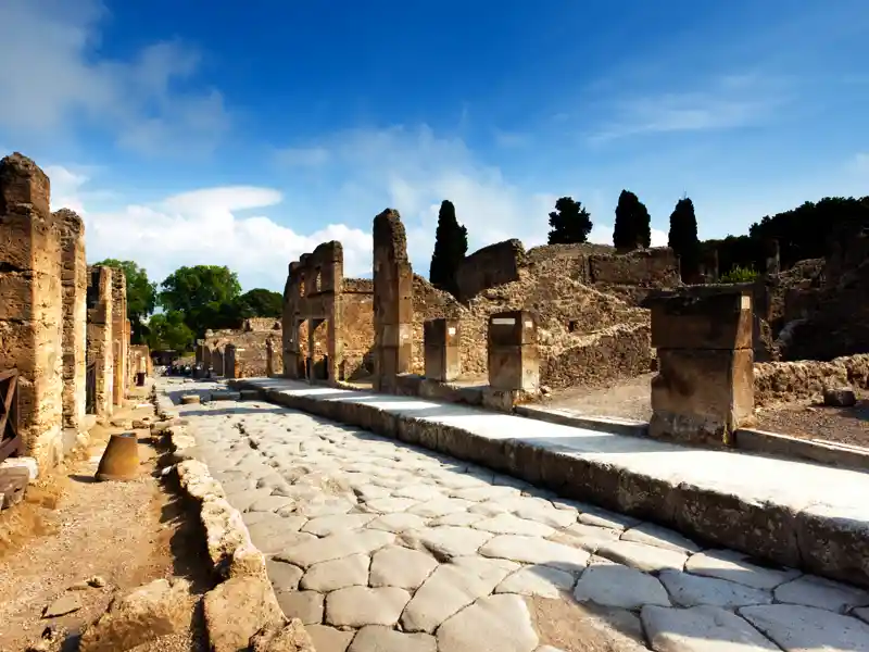 Auf unserer klassischen Studienreise zum Golf von Neapel besichtigen wir natürlich die Ruinen des vom Vesuv zerstörten Pompeji (UNESCO-Welterbe). Zwischen Säulen und Mosaiken erzählt Ihre Reiseleiterin von den letzten dramatischen Stunden, bevor die Stadt komplett ausgelöscht wurde.