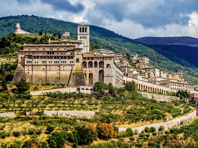 Darf auf unserer Studienreise nach Umbrien ins grüne Herz Italiens nicht fehlen: Die Basilika des Heiligen Franziskus in Assisi.