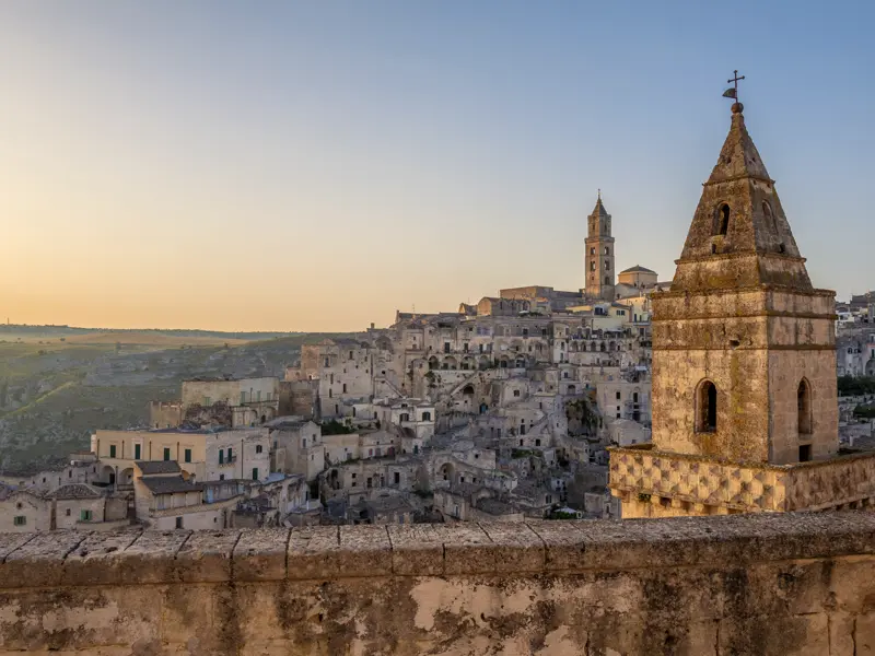 Unsere 14-tägige Studienreise nach Kampanien, Kalabrien und Apulien bietet Ihnen ein ausführliches Besichtigungsprogramm. Natürlich besichtigen wir auch die Sassi von Matera. Die Felsenstadt (UNESCO-Welterbe) wurde weltweit als Filmkulisse in ¿Die Passion Christi¿ von Mel Gibson bekannt.